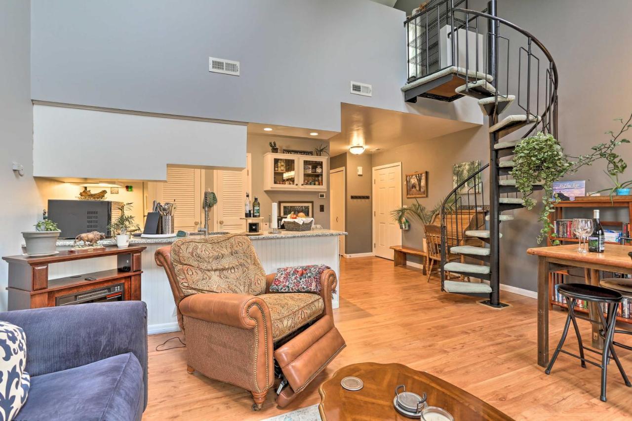 Pet-Friendly Townhome With Community Hot Tub! Vernon Esterno foto